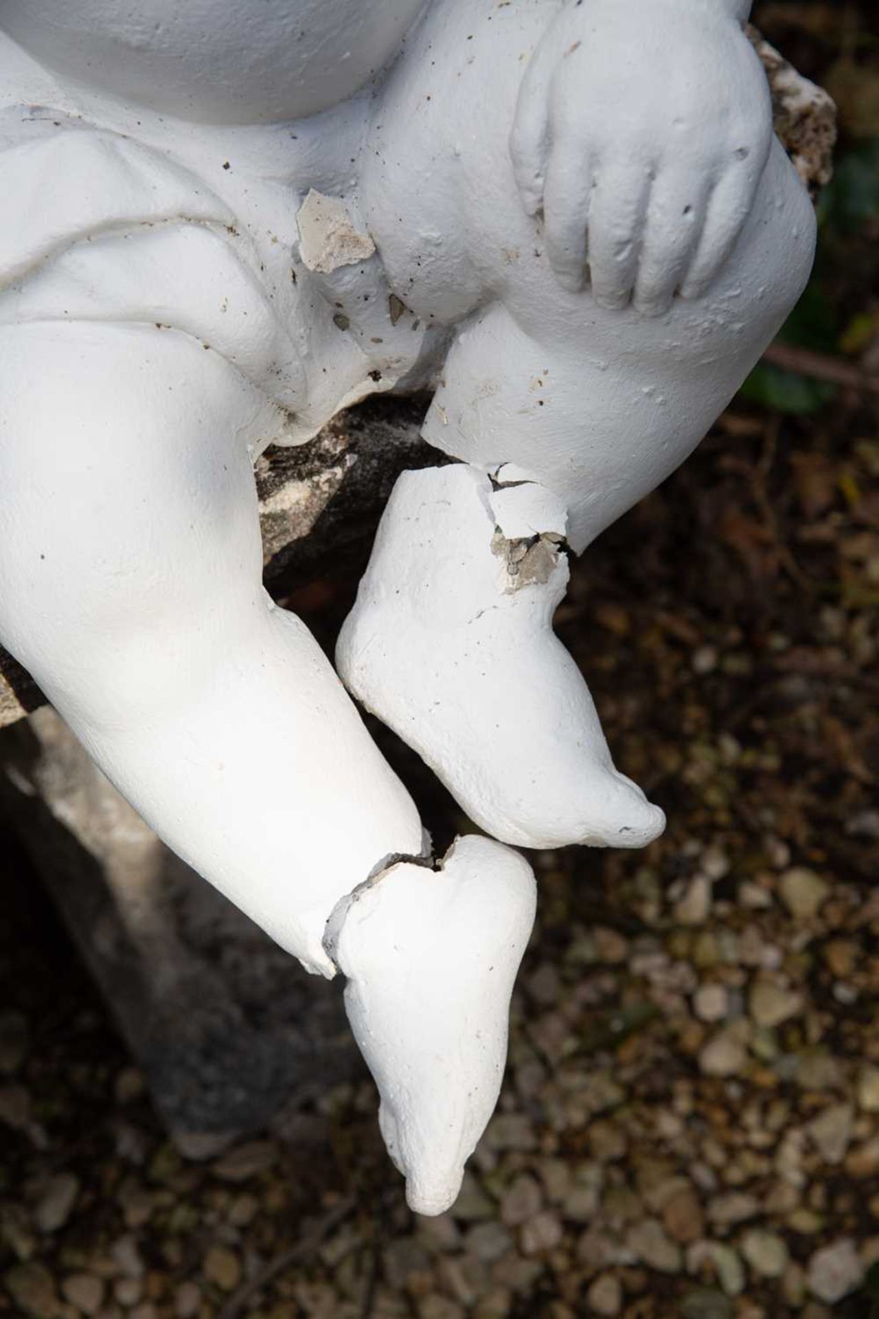 Three white composite stone cherub sculptures - Bild 2 aus 2