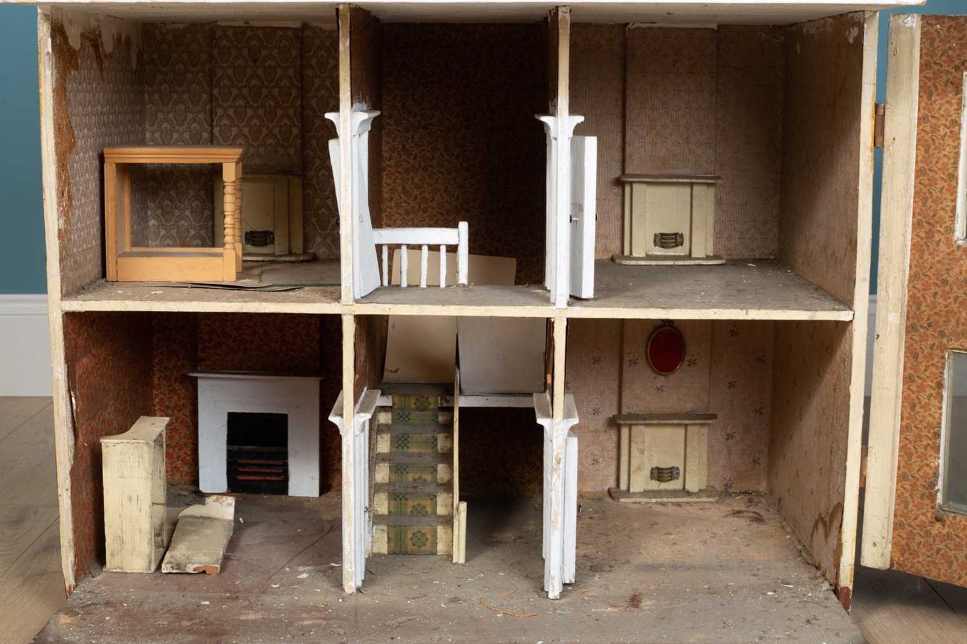 An antique dolls house - Image 2 of 4