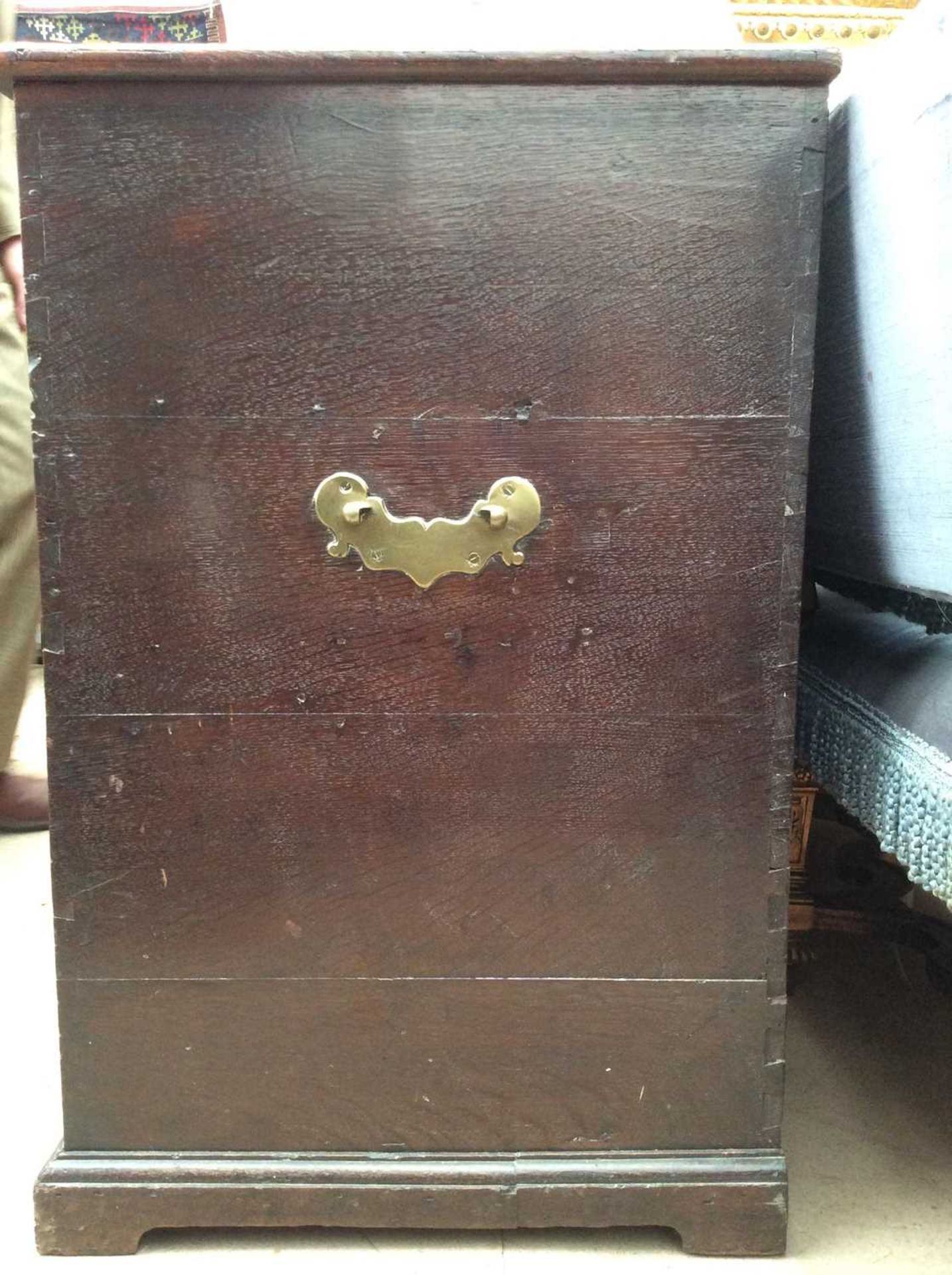 A Georgian oak mule chest - Image 9 of 12