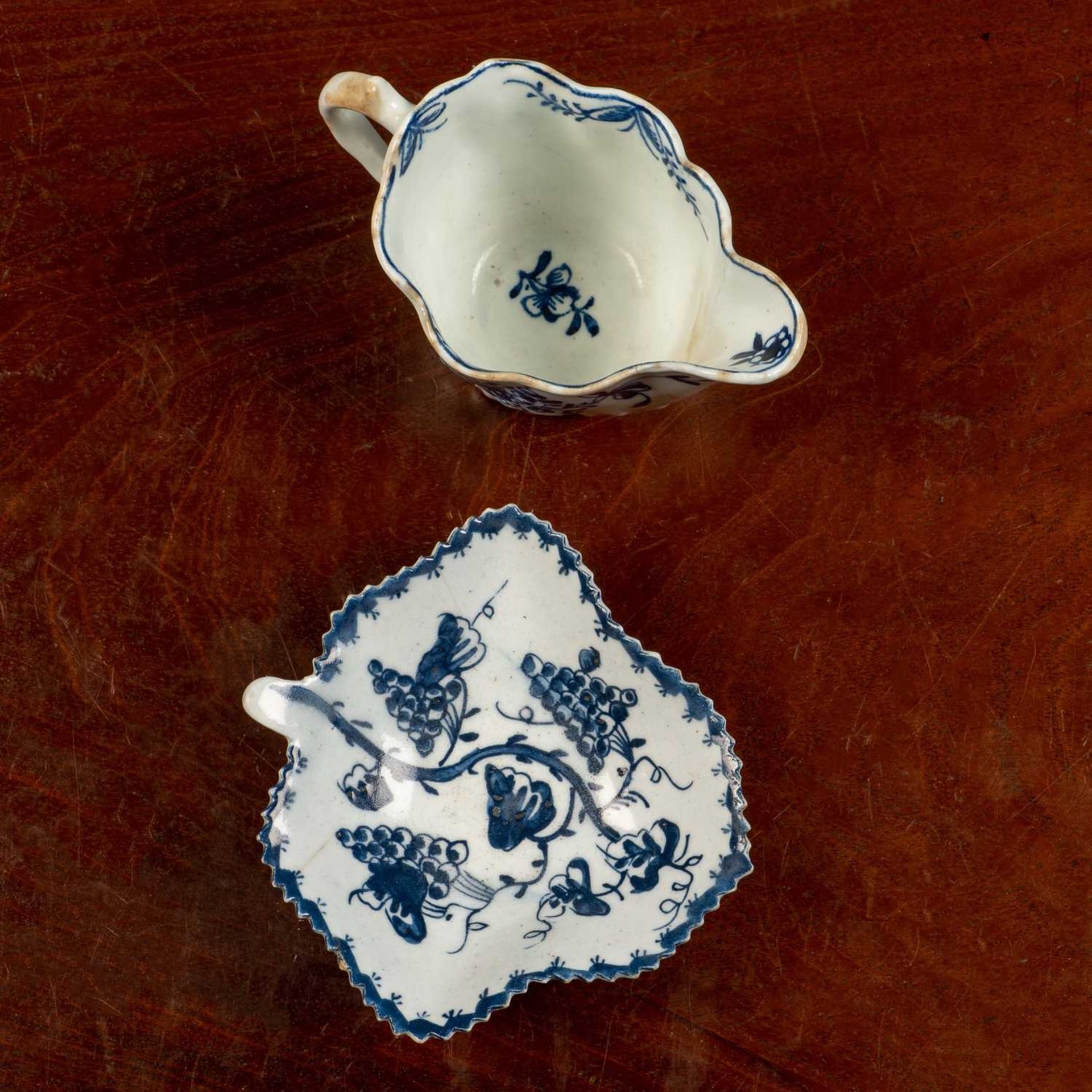 A small 18th century possibly Liverpool pickle dish and a possibly Worcester cream jug - Bild 2 aus 4