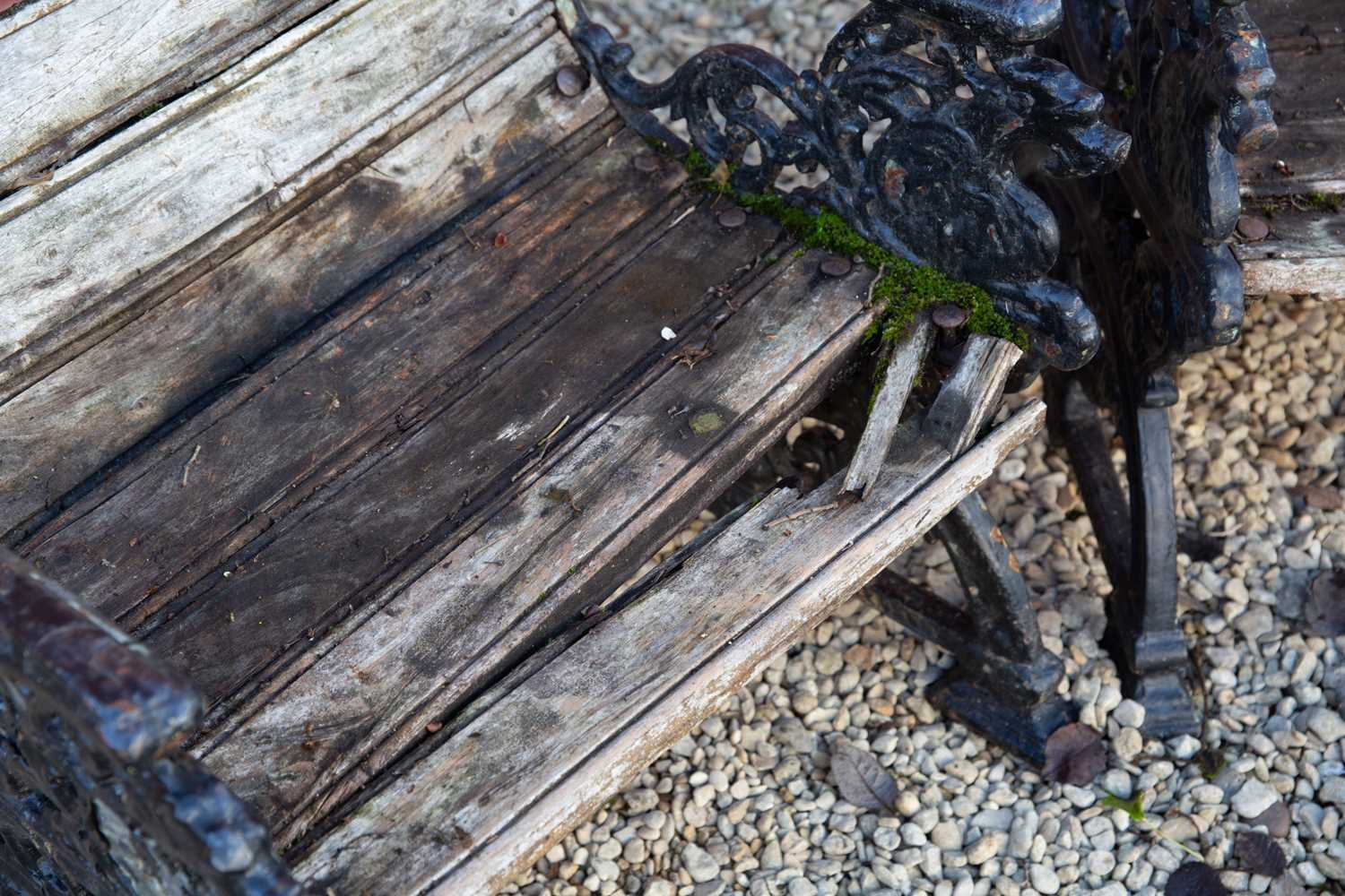 A garden bench and two matching seats - Image 4 of 7