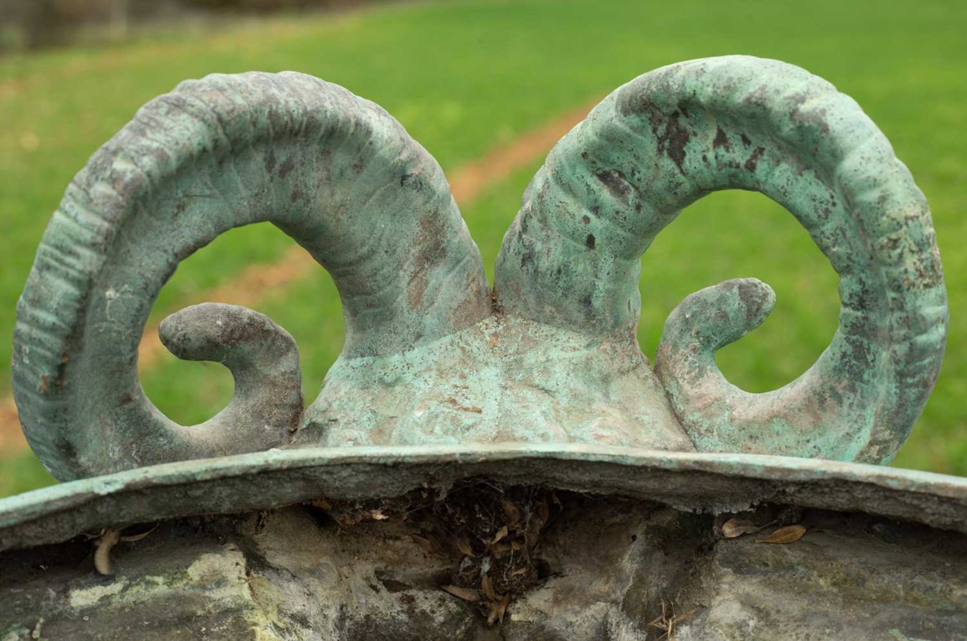 A pair of 18th or 19th century bronze urns designed by Claude Ballin - Bild 7 aus 12