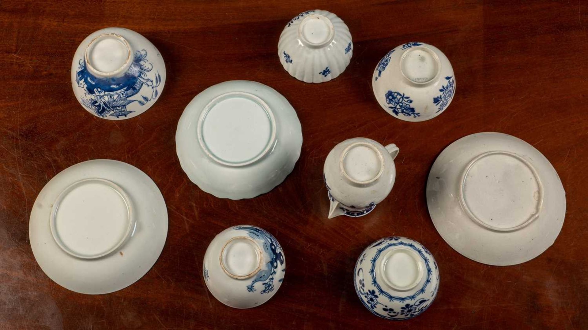 A small group of 18th century porcelain tea bowls and a sparrow beak jug - Bild 4 aus 4