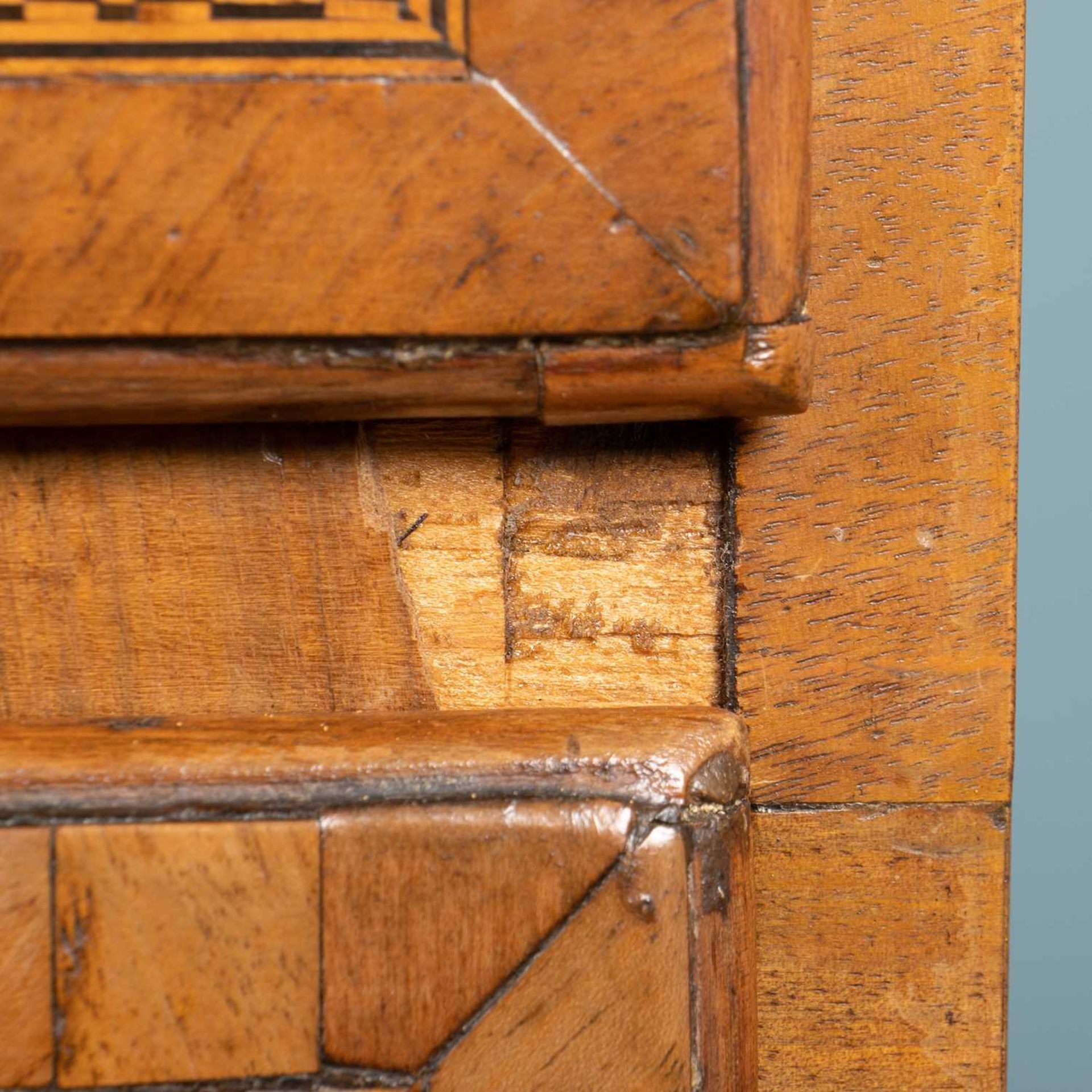 An 18th century walnut secretaire chest on chest - Bild 13 aus 13