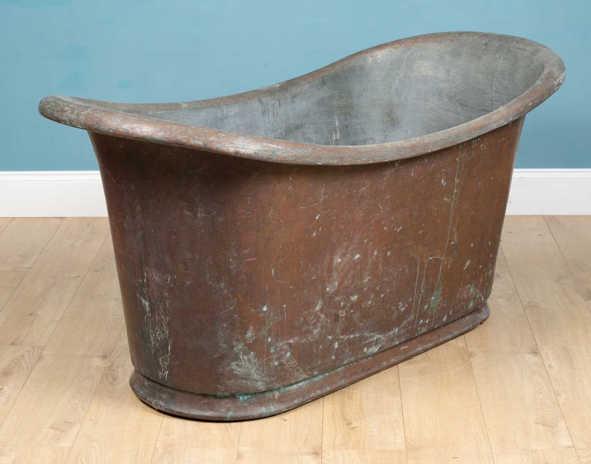 An antique 19th century roll top patinated copper bath - Image 3 of 3