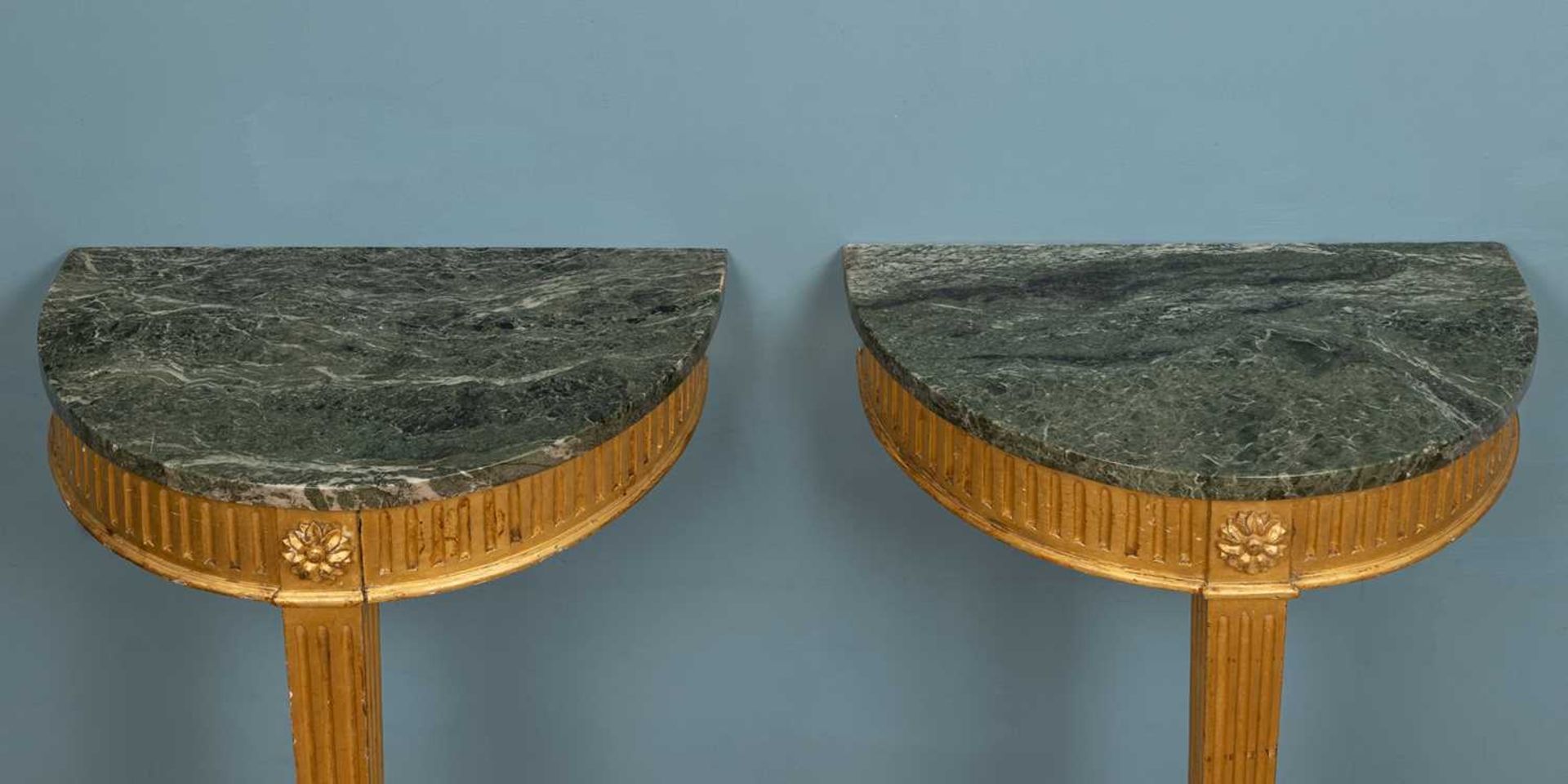 A pair of 19th century green marble-topped gilt console tables - Bild 2 aus 2