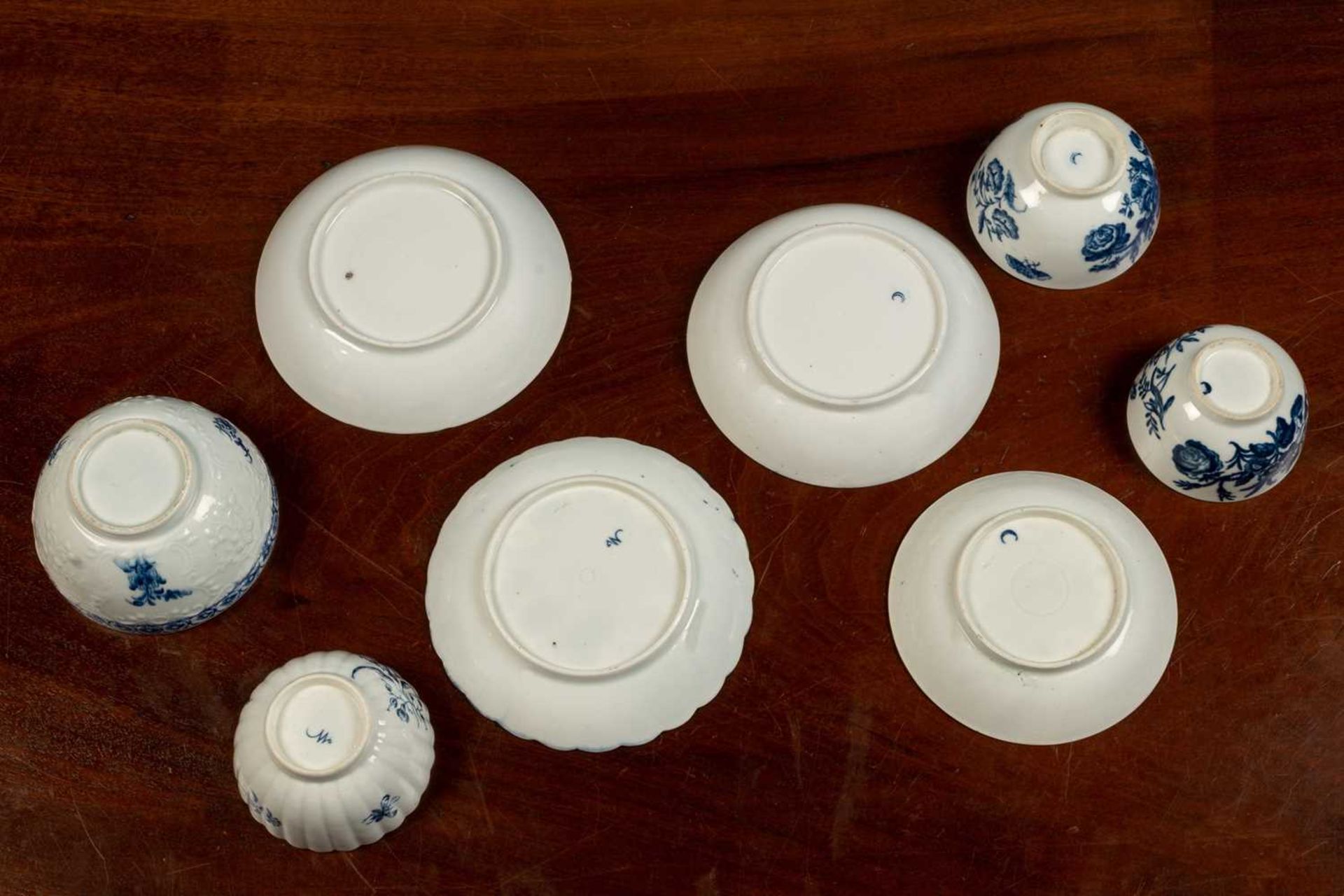 Two 18th century Worcester blue and white 'three flower' patterned tea bowls and saucers - Bild 4 aus 5