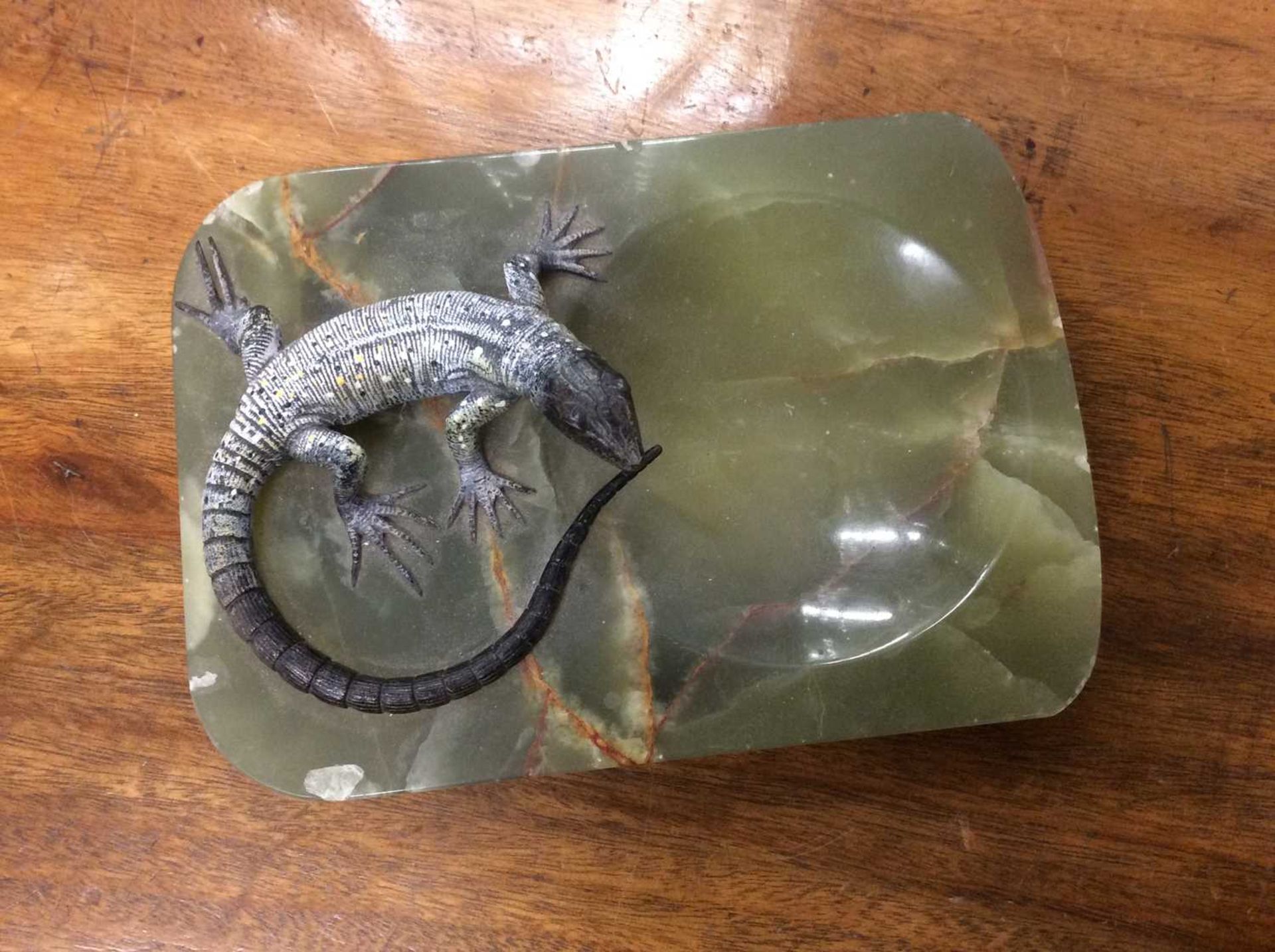 An onyx dish mounted with a cold painted bronze sculpture of a lizard - Image 2 of 2