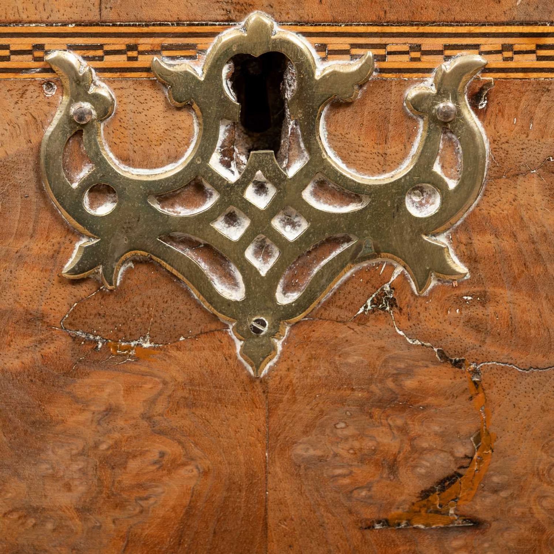 An 18th century walnut secretaire chest on chest - Bild 10 aus 13