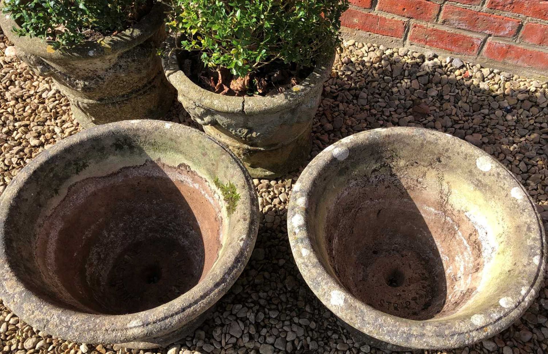 Two pairs of cast reconstituted stone planters - Bild 2 aus 3