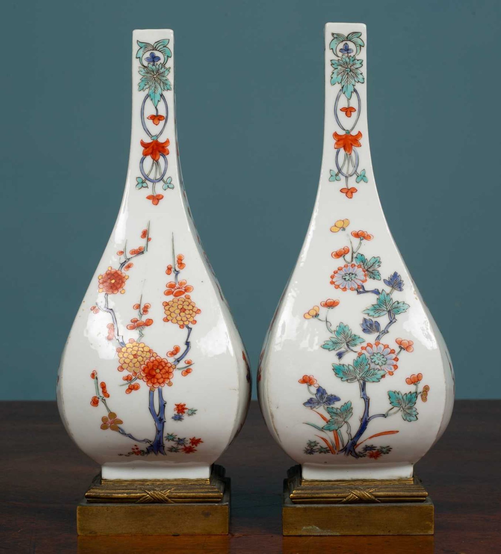 A pair of French porcelain bottle vases - Bild 2 aus 3