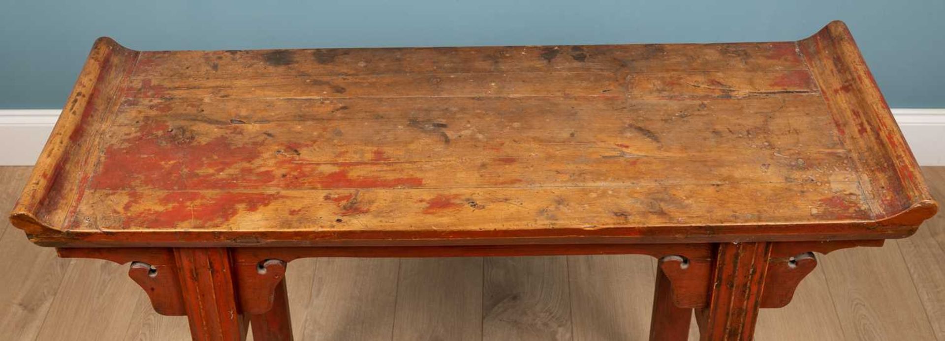 A Chinese softwood red lacquered small altar table - Bild 2 aus 2