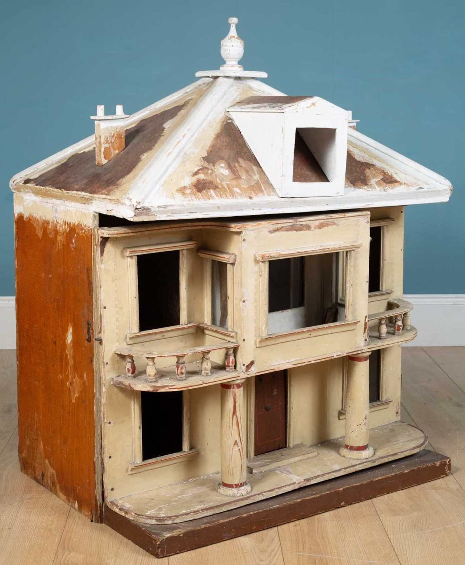 An antique dolls house - Image 4 of 4