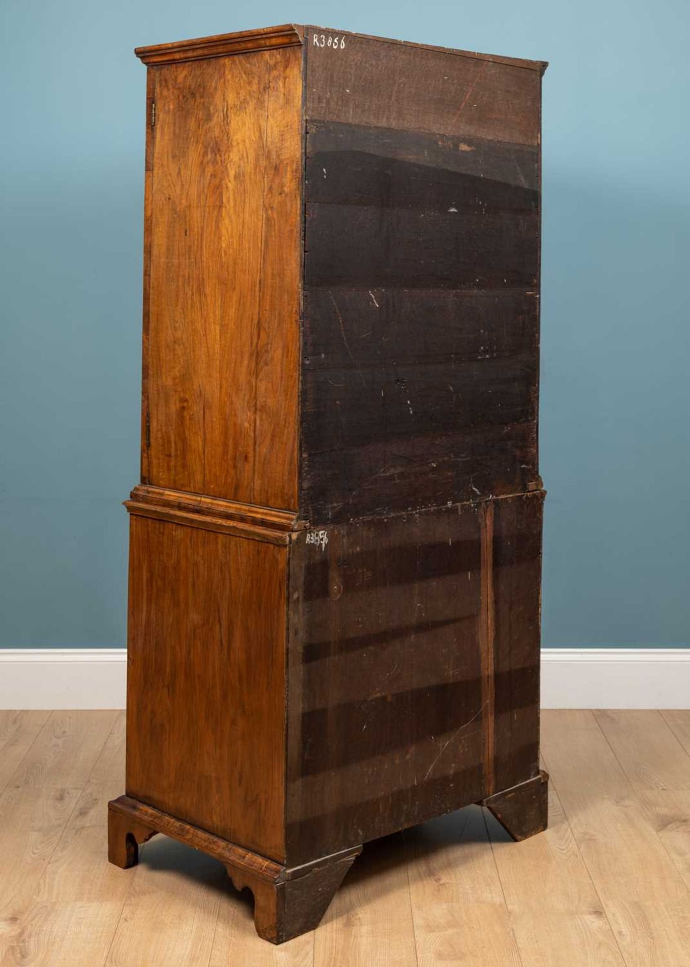 An 18th century walnut cabinet on chest - Bild 3 aus 4