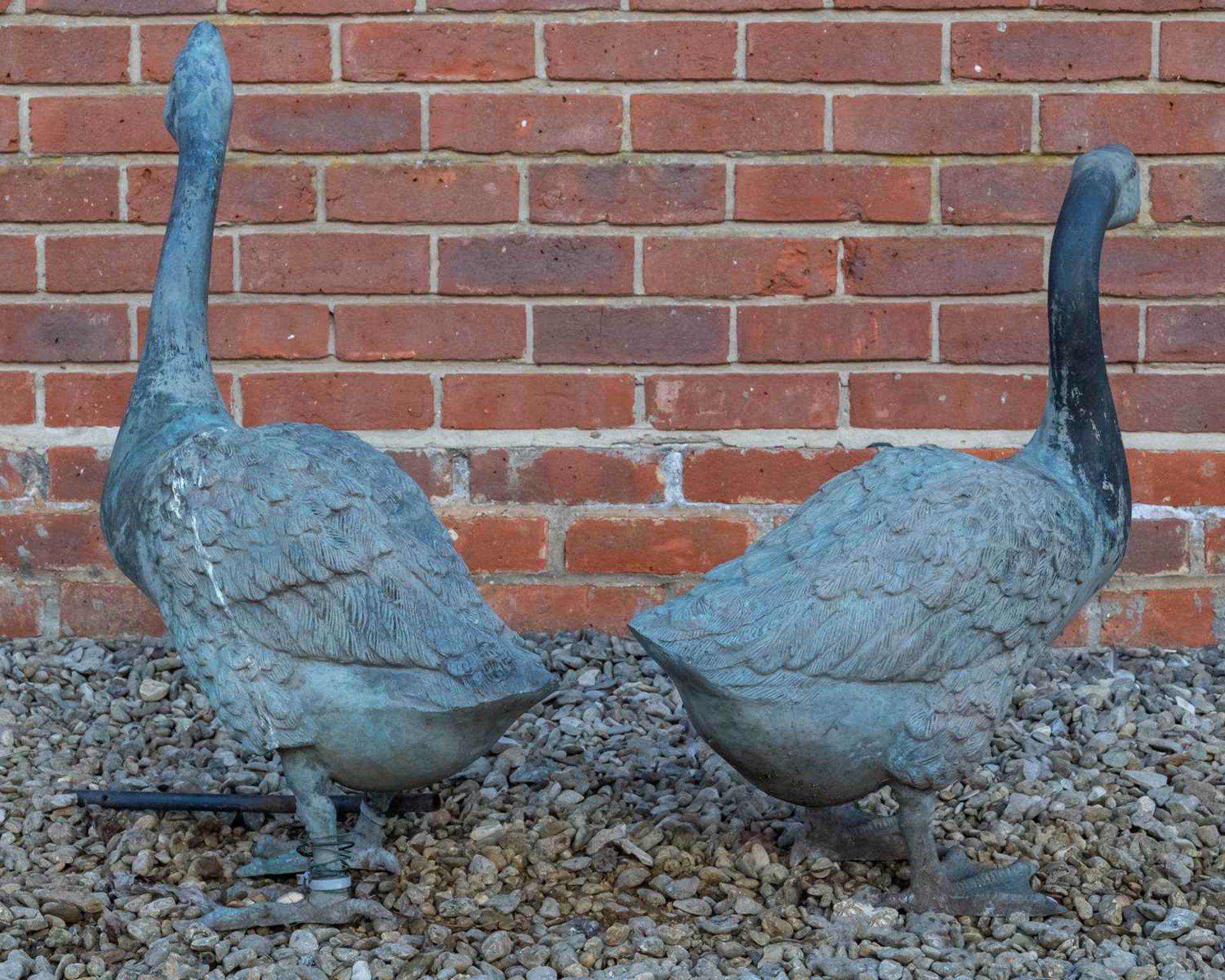 A pair of contemporary bronze sculptures of geese - Bild 2 aus 4