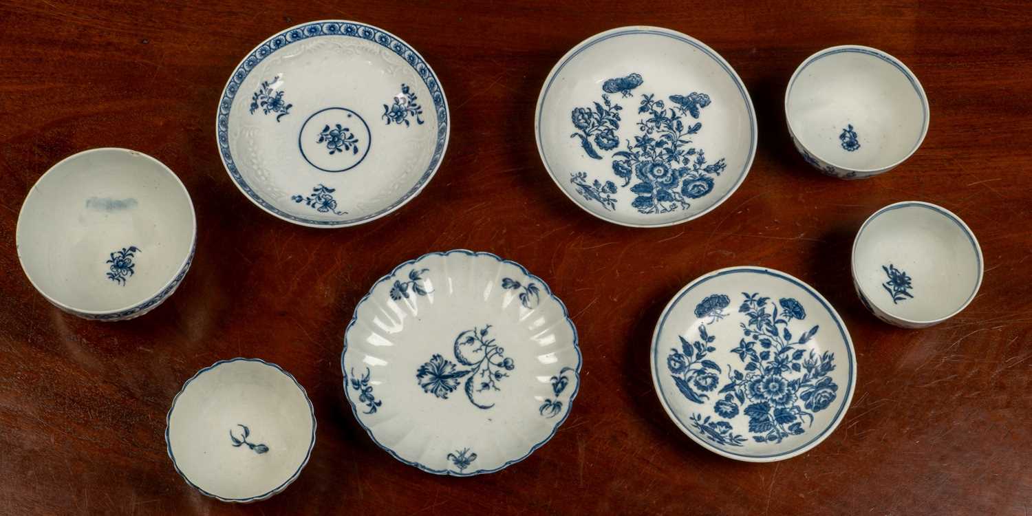 Two 18th century Worcester blue and white 'three flower' patterned tea bowls and saucers - Image 3 of 5