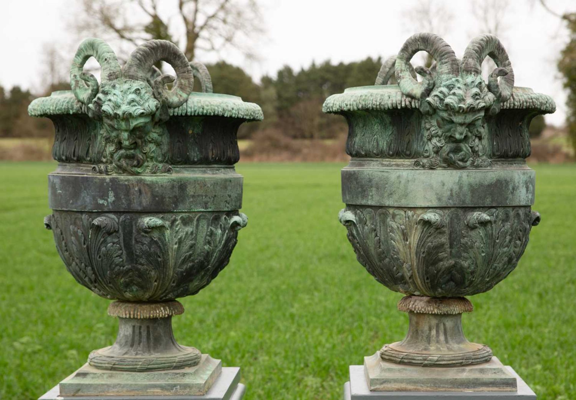 A pair of 18th or 19th century bronze urns designed by Claude Ballin - Bild 2 aus 12