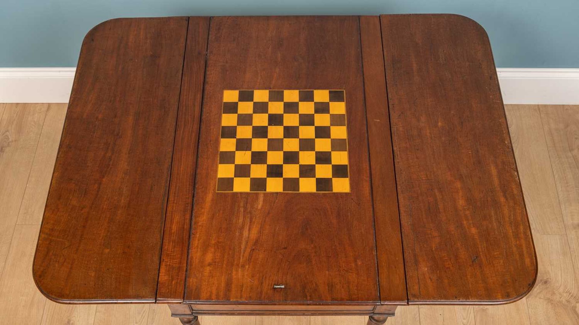 A George III mahogany games table with drop leaves - Image 8 of 9