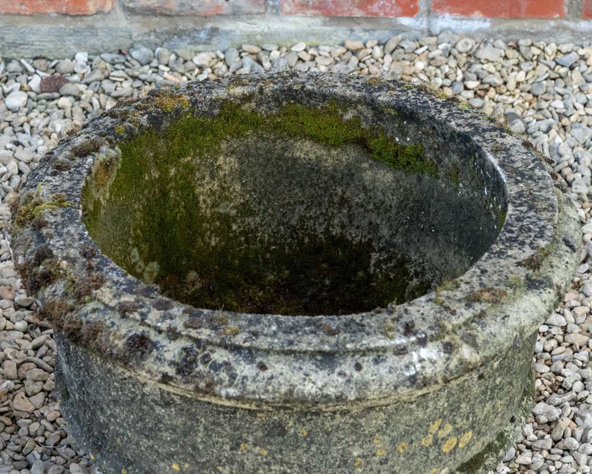A pair of cast reconstituted stone garden urns - Bild 3 aus 3