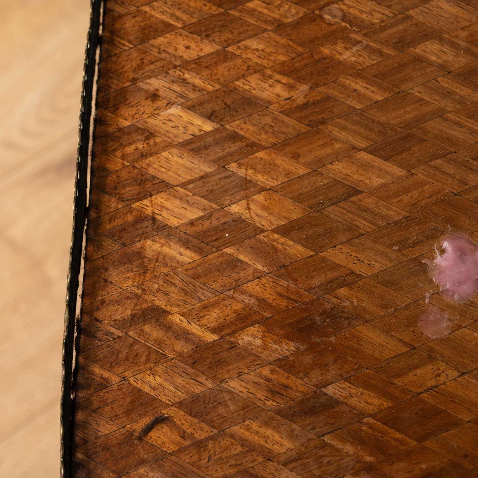 An early to mid 20th century walnut continental lamp table - Image 5 of 5