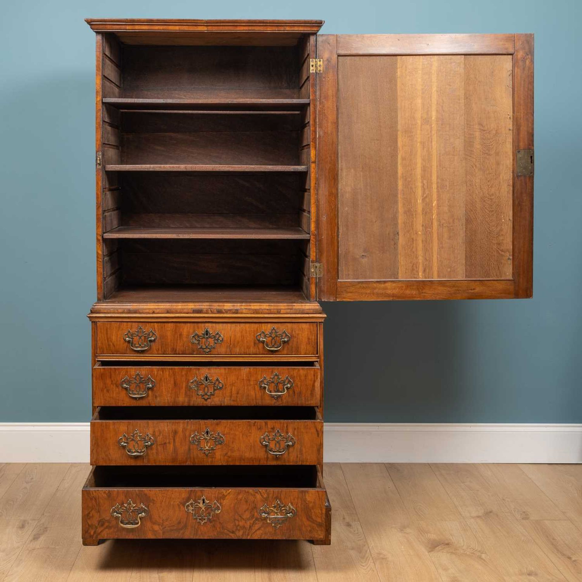 An 18th century walnut cabinet on chest - Bild 2 aus 4