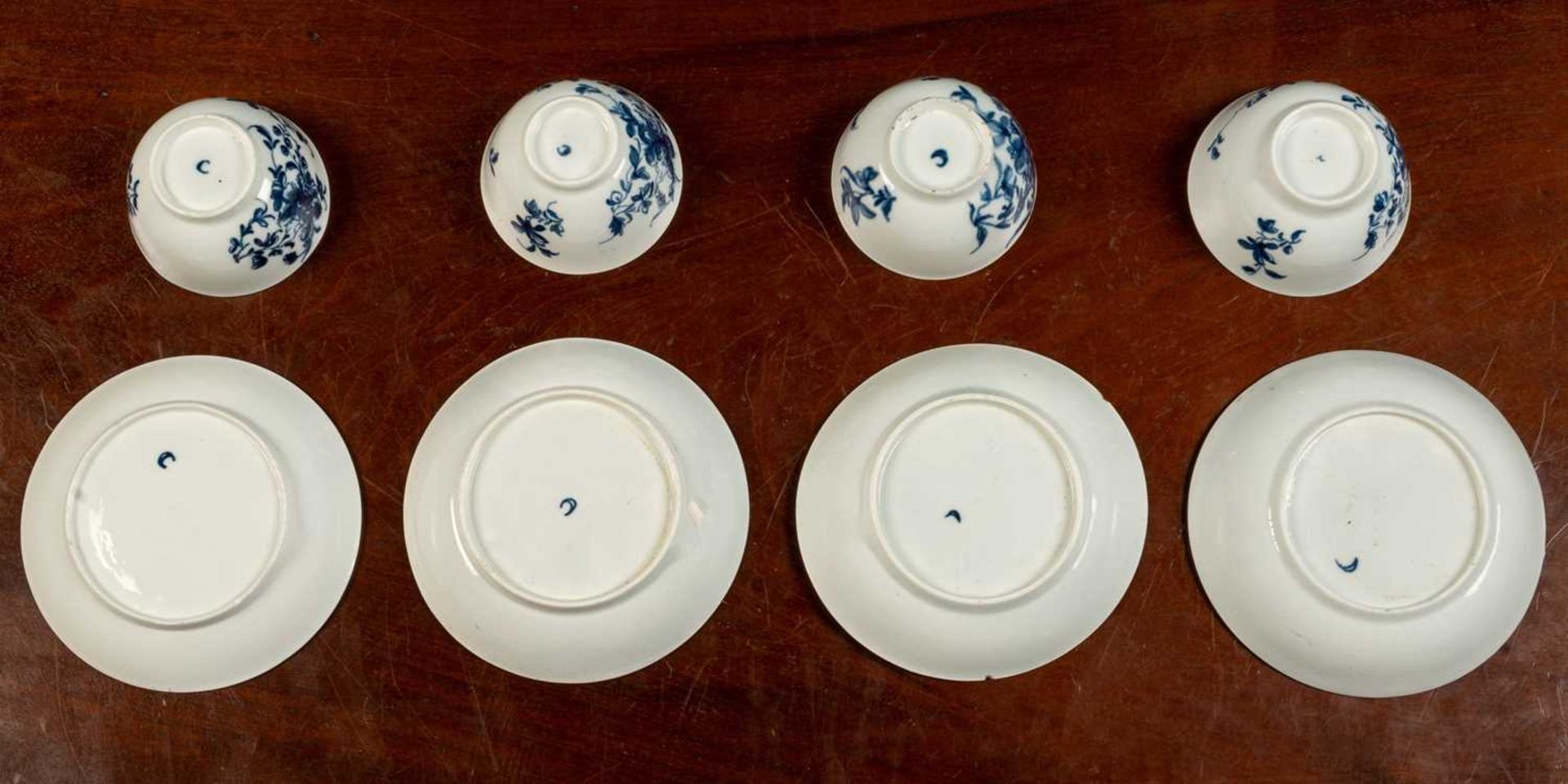 Four 18th century Worcester Mansfield pattern tea bowls and saucers - Bild 3 aus 4