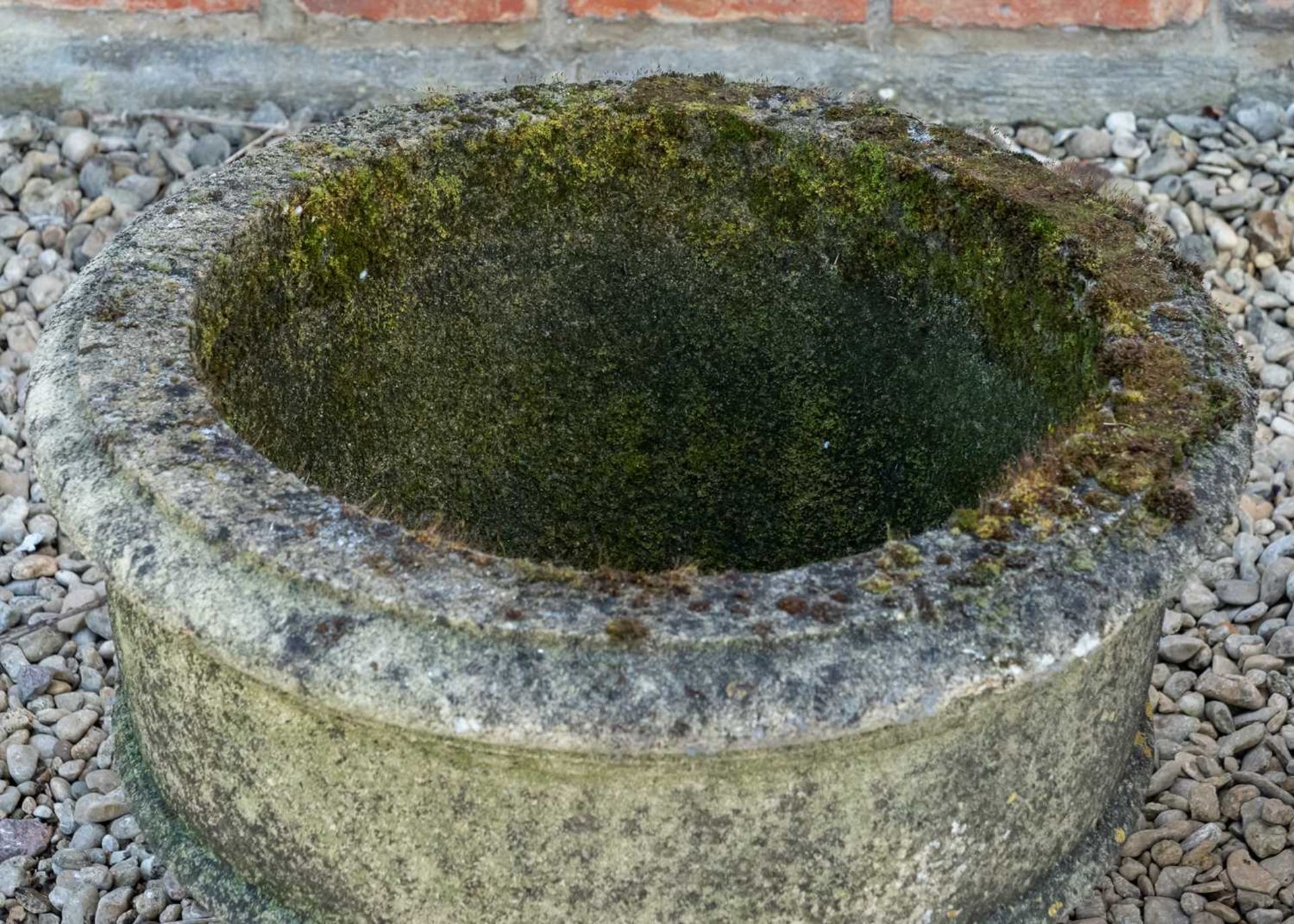 A pair of cast reconstituted stone garden urns - Bild 2 aus 3