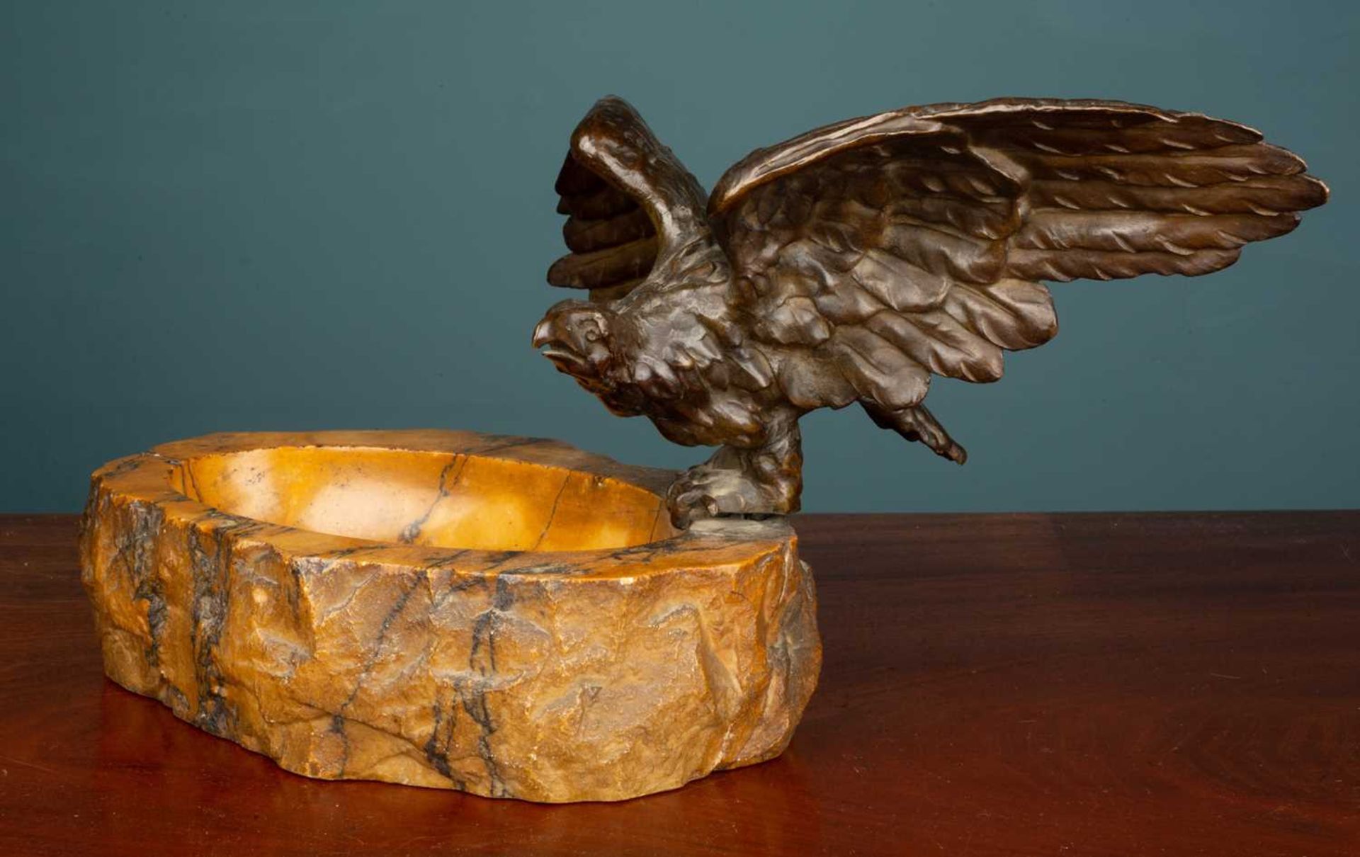 A carved hardstone dish mounted with a bronze sculpture of an eagle - Image 2 of 3
