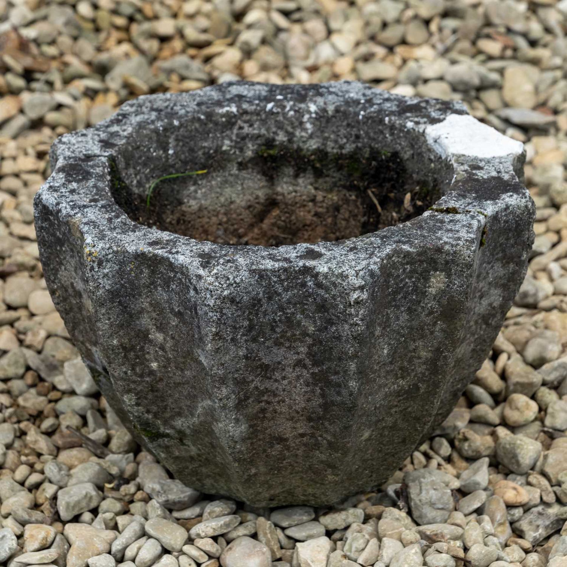 A cast reconstituted stone urn, a bird bath and a small planter - Image 3 of 6