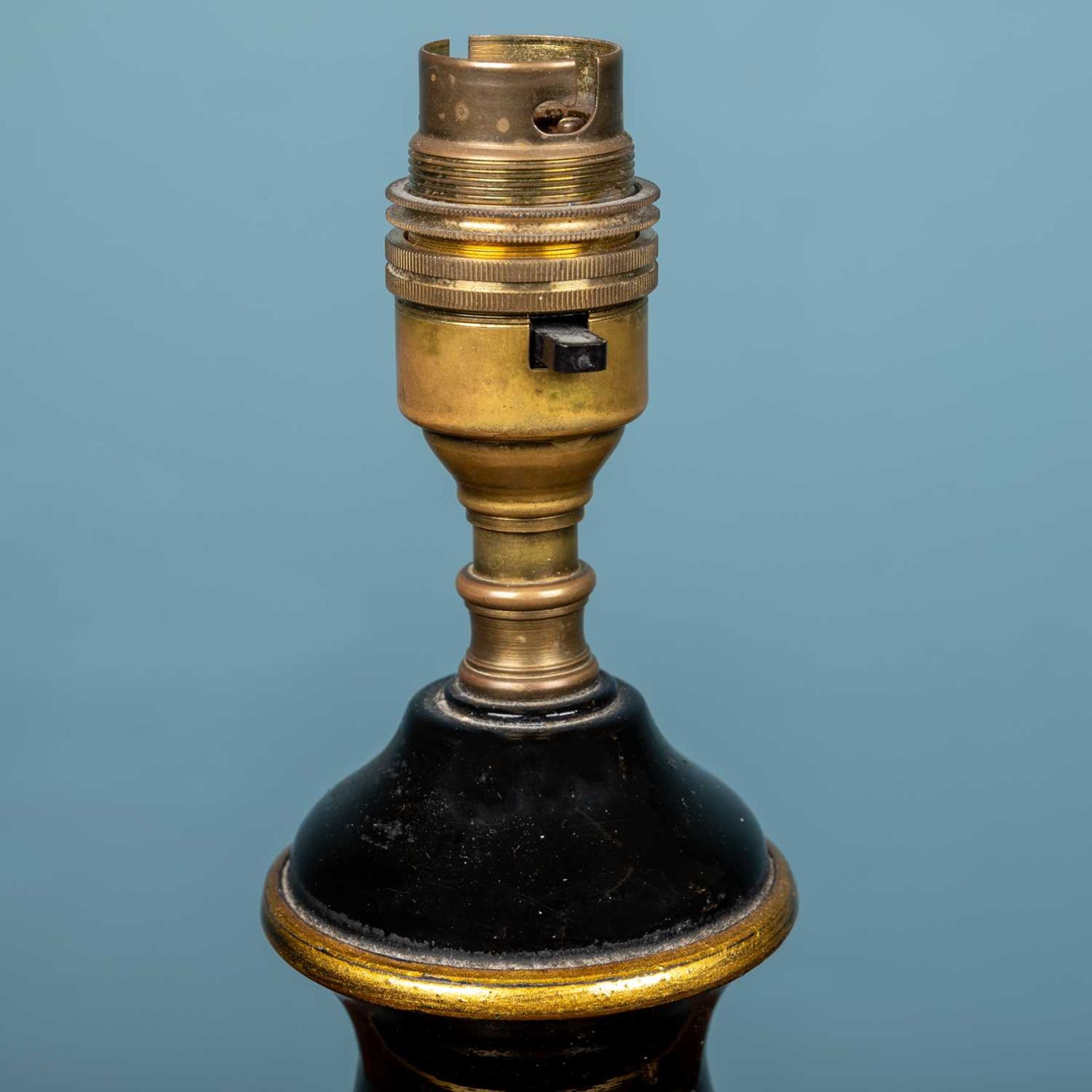 A pair of toleware table lamps - Image 4 of 4