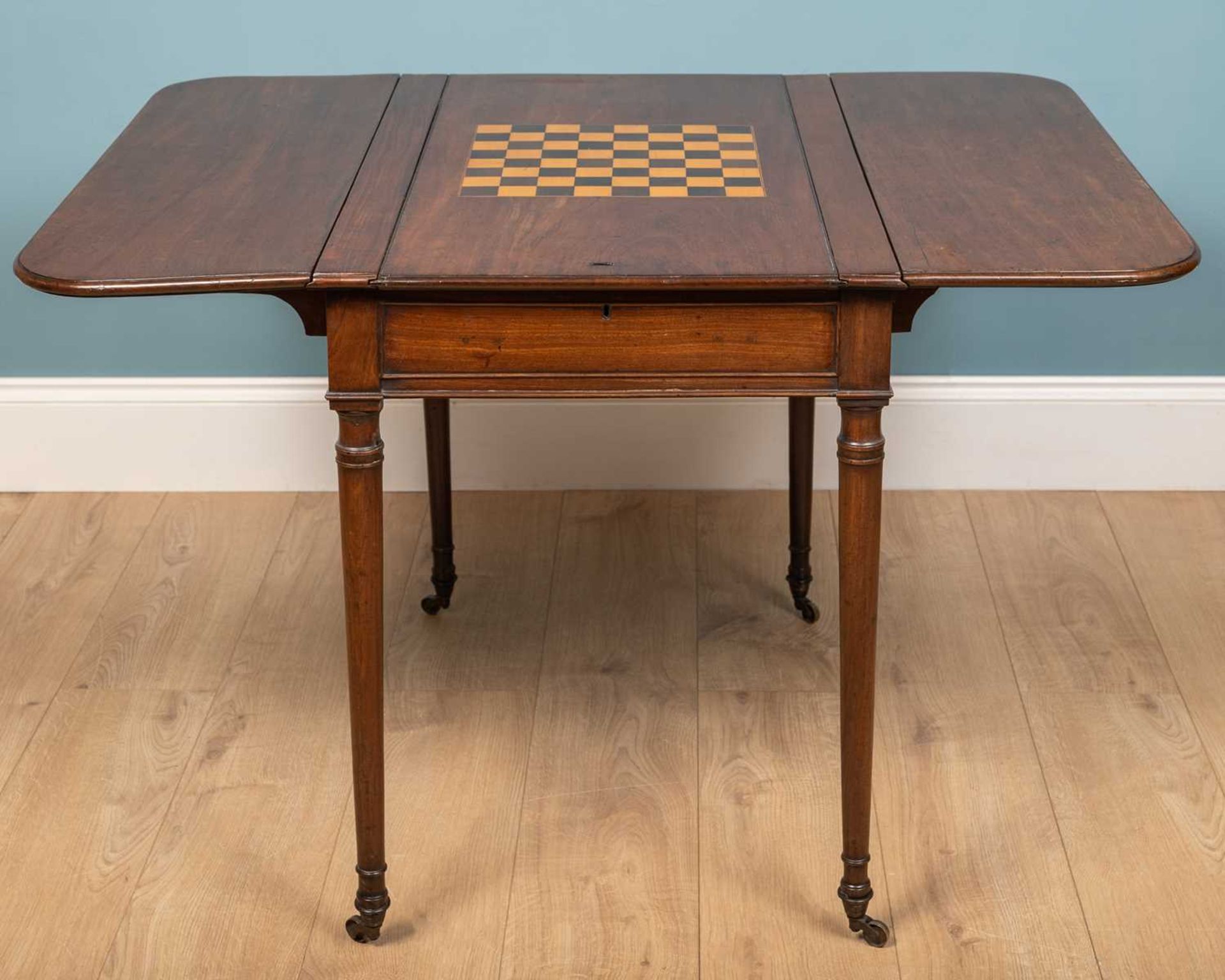 A George III mahogany games table with drop leaves - Image 7 of 9