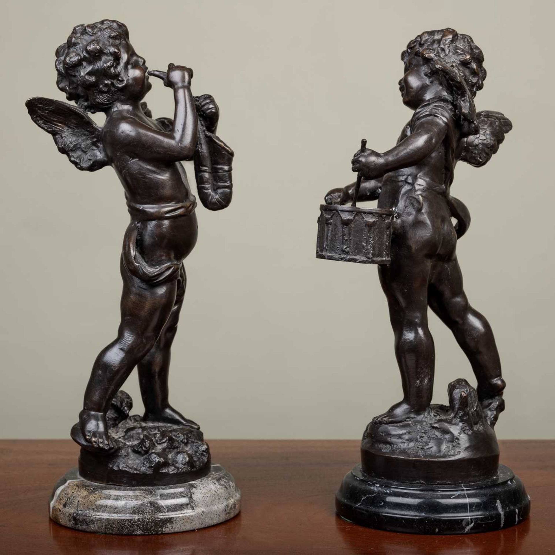 A pair of Bronze figures of cherubs - Bild 2 aus 4