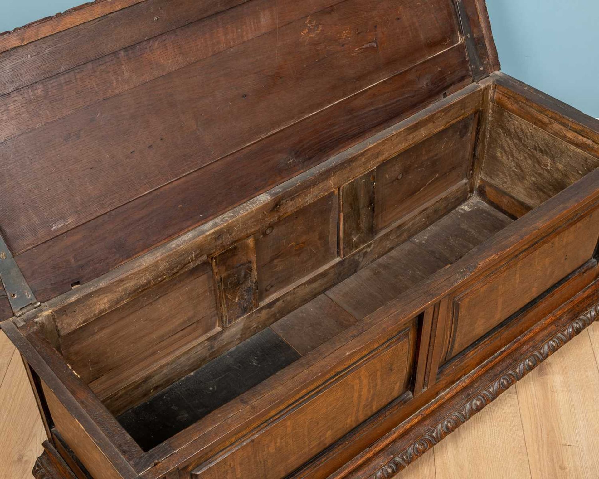 A 17th century oak Italian style cassone or chest - Bild 4 aus 6