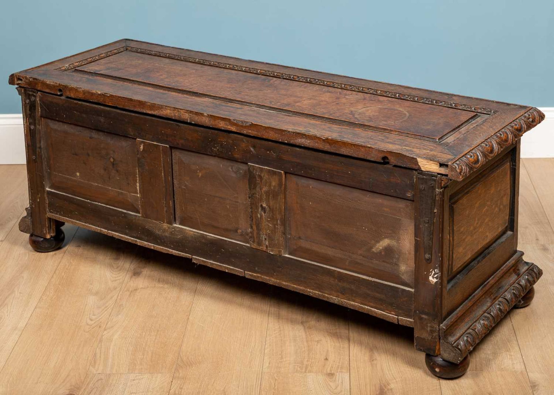 A 17th century oak Italian style cassone or chest - Bild 6 aus 6