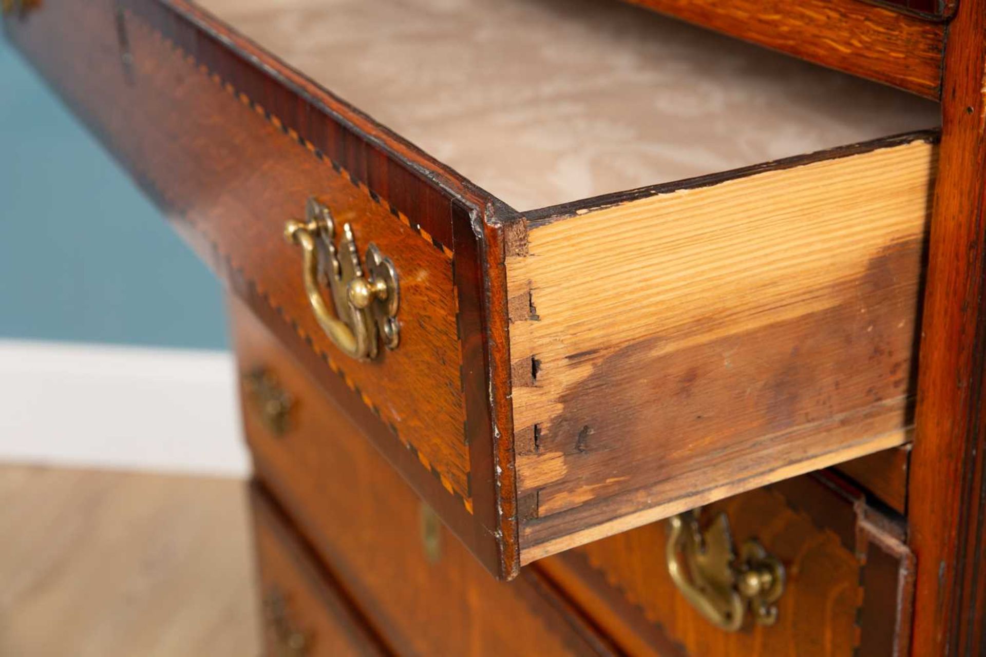 A 19th century oak chest of three short and four long graduated drawer - Bild 4 aus 6