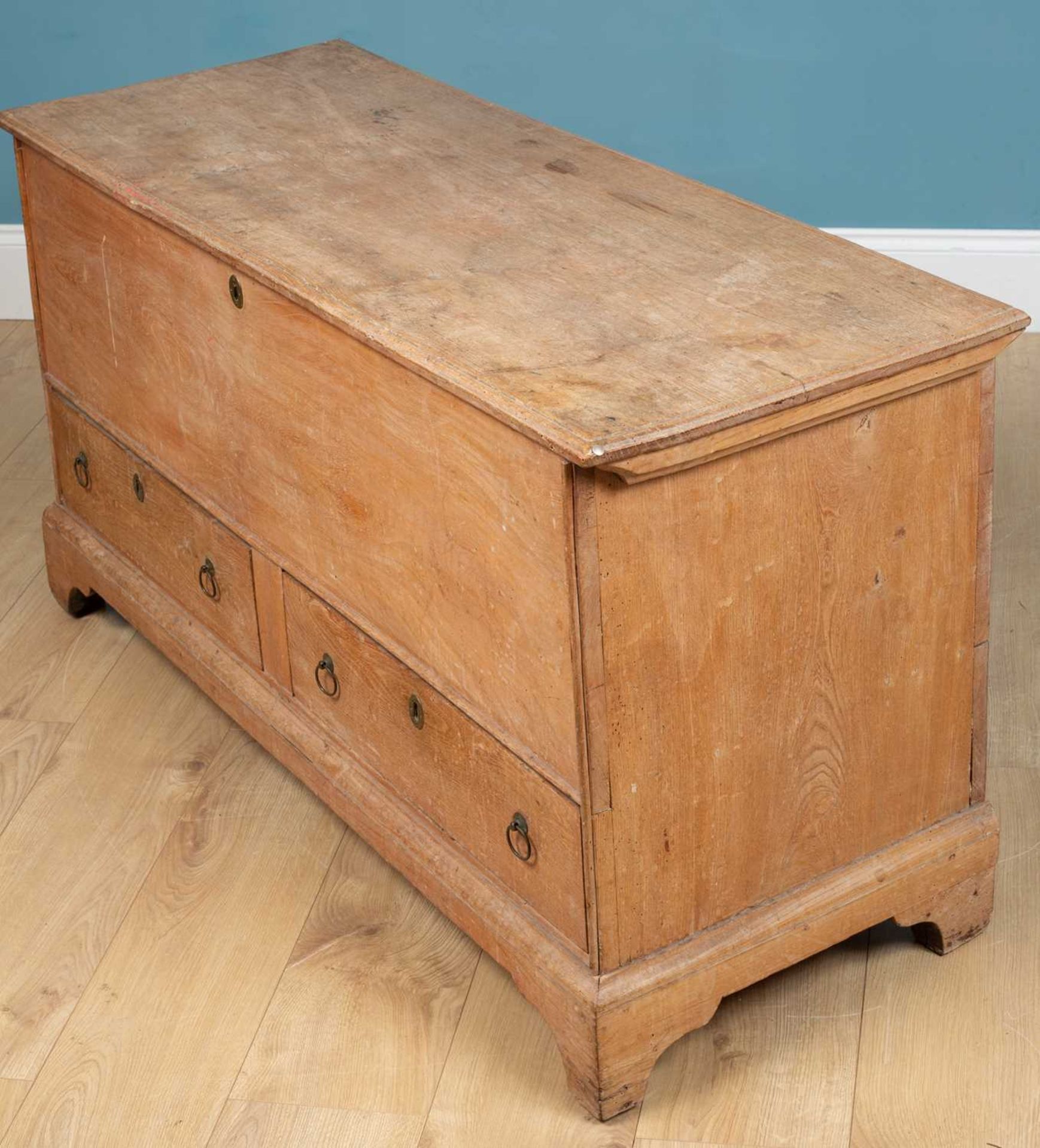 An early 19th century elm mule chest - Image 4 of 5