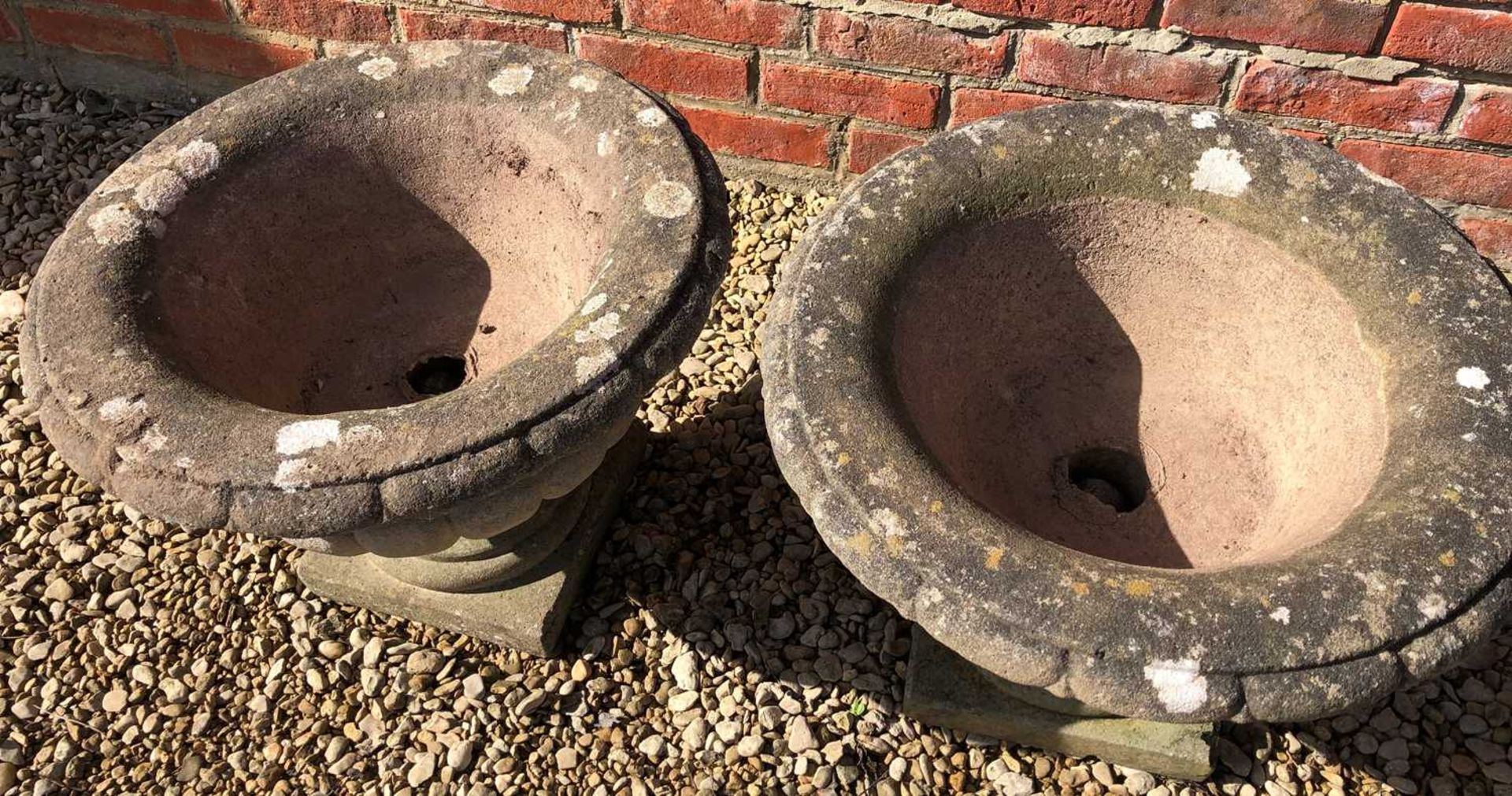 A pair of cast reconstituted stone urns - Bild 2 aus 3