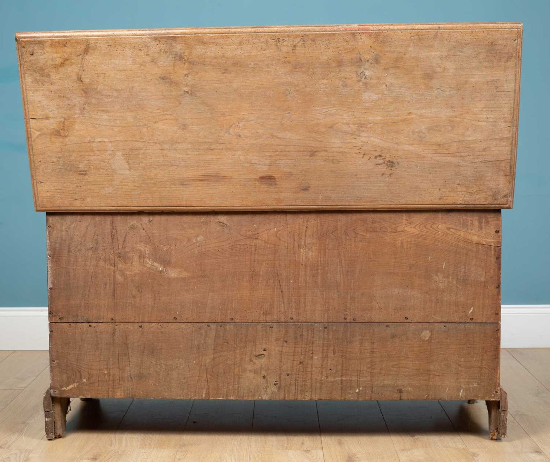 An early 19th century elm mule chest - Image 5 of 5