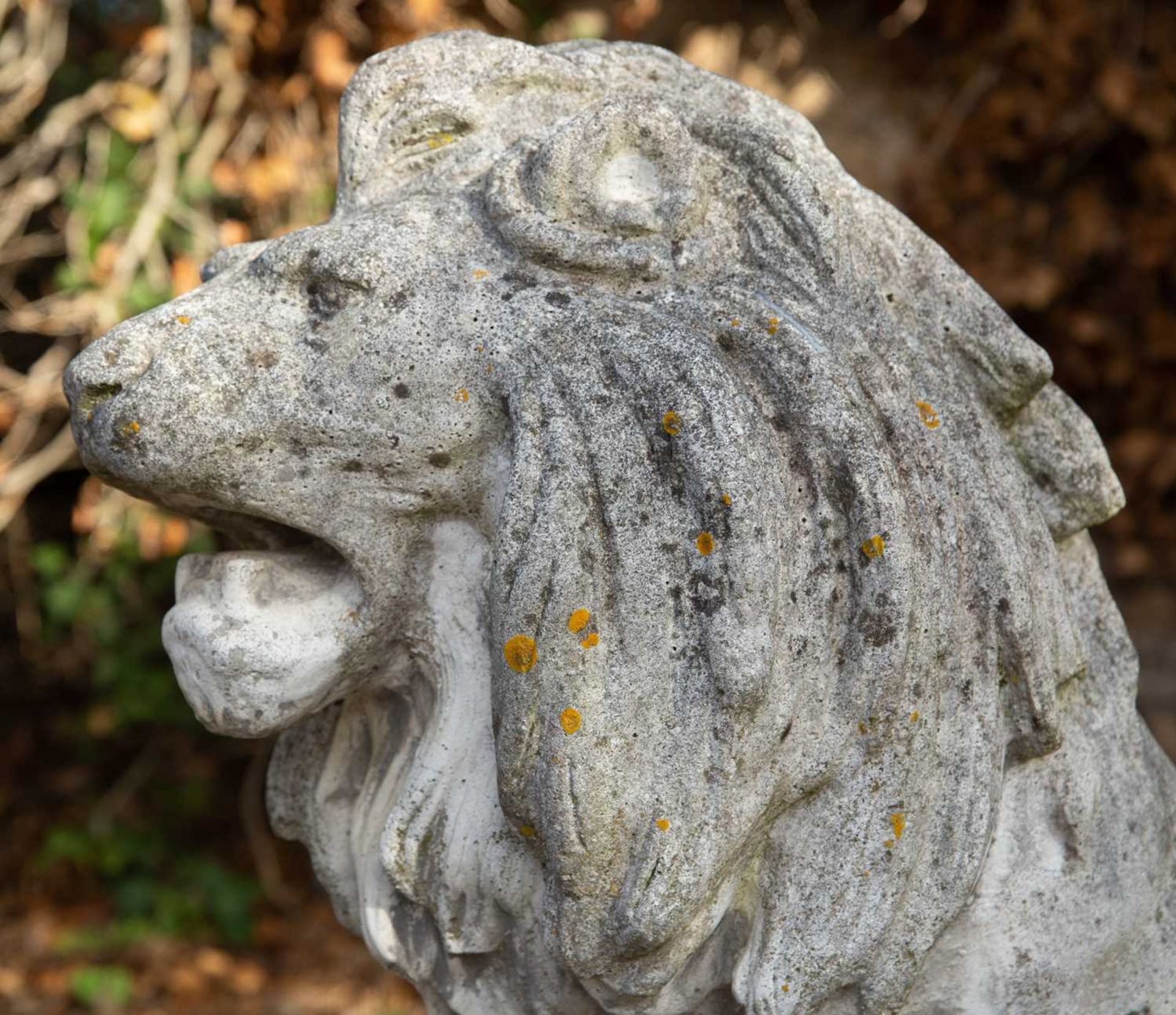 A pair of large cast reconstituted stone seated lions - Bild 4 aus 8
