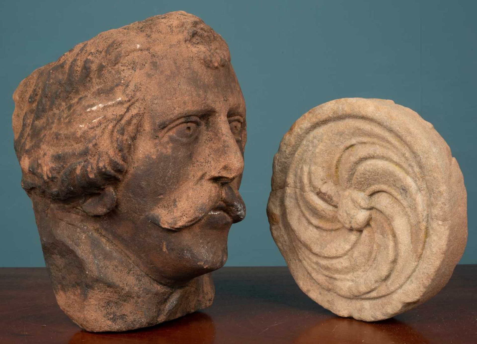 A carved sandstone head from Cockermouth, and a round carved stone element - Bild 2 aus 3