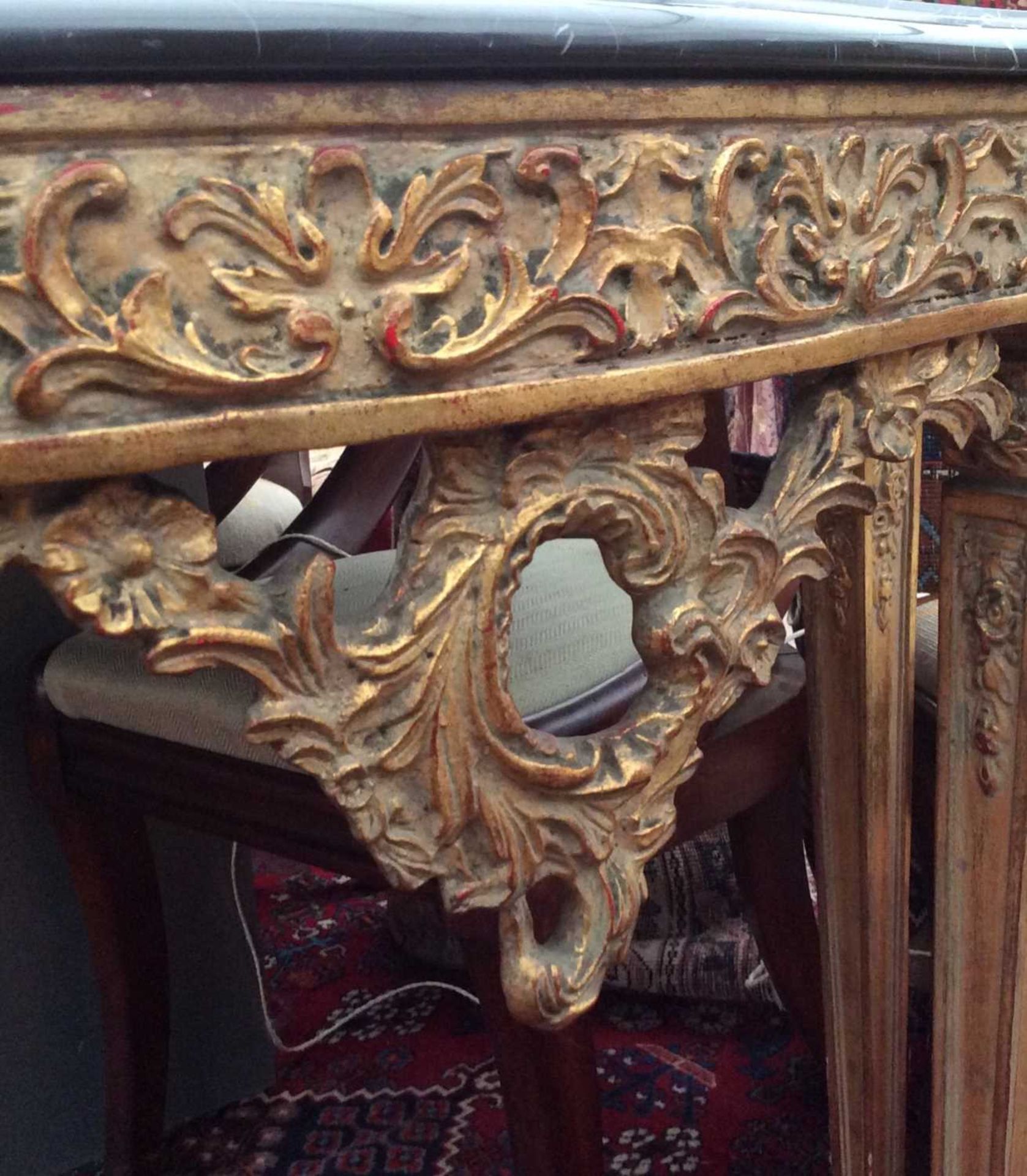 An 18th century French style ornately carved and painted giltwood console table - Bild 3 aus 7