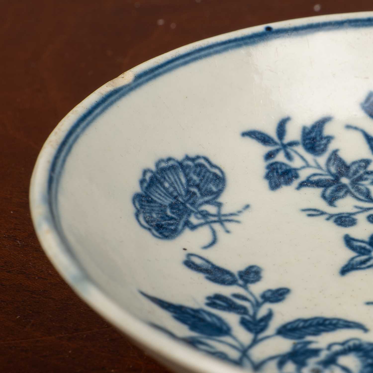 Two 18th century Worcester blue and white 'three flower' patterned tea bowls and saucers - Image 5 of 5