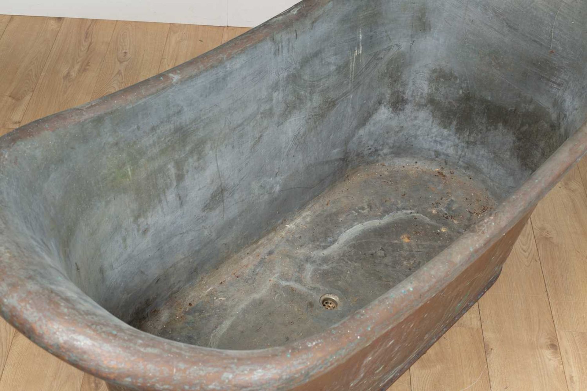 An antique 19th century roll top patinated copper bath - Image 2 of 3