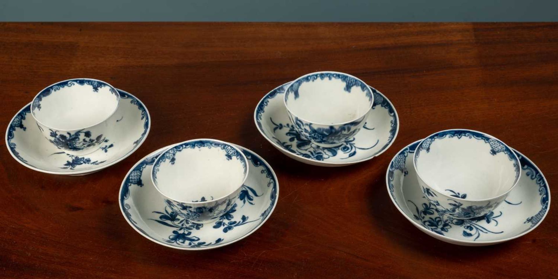 Four 18th century Worcester Mansfield pattern tea bowls and saucers - Bild 2 aus 4