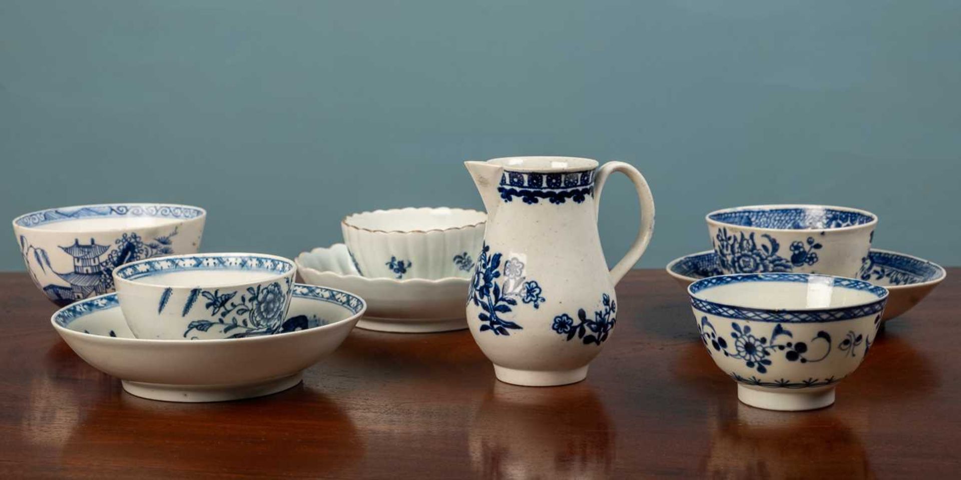 A small group of 18th century porcelain tea bowls and a sparrow beak jug - Bild 2 aus 4