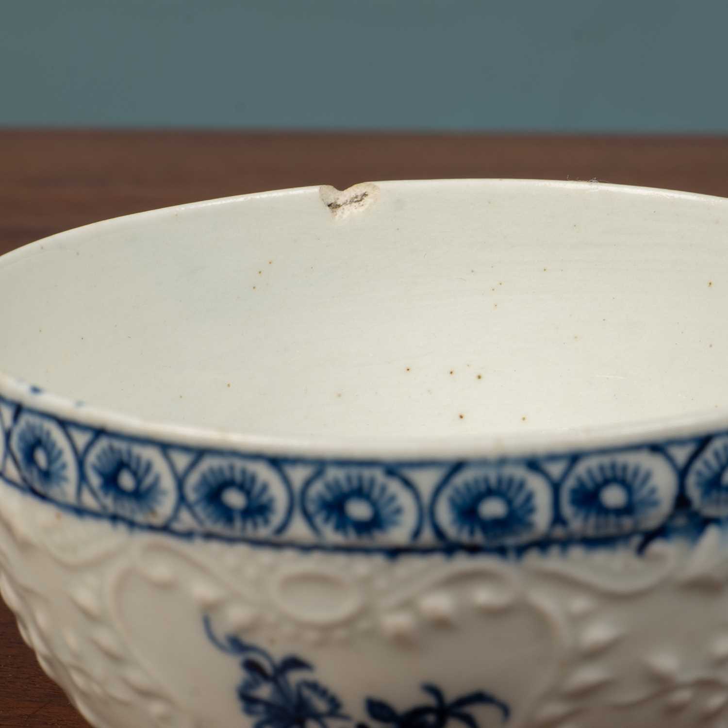 Two 18th century Worcester blue and white 'three flower' patterned tea bowls and saucers - Image 2 of 5