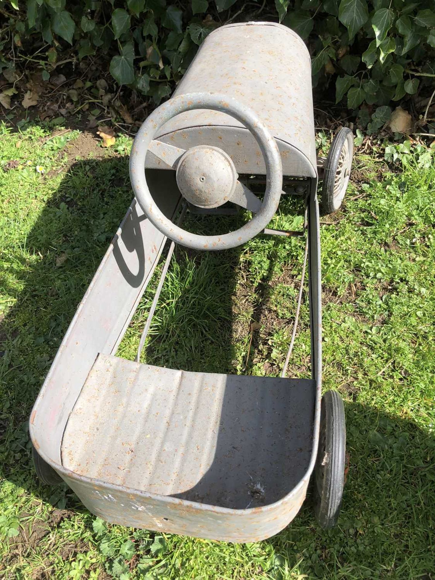 A mid-20th century grey painted child's pedal car - Bild 4 aus 4