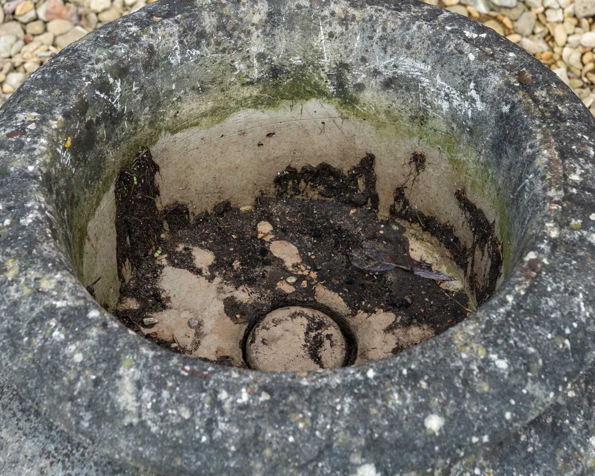 A cast reconstituted stone urn, a bird bath and a small planter - Image 4 of 6