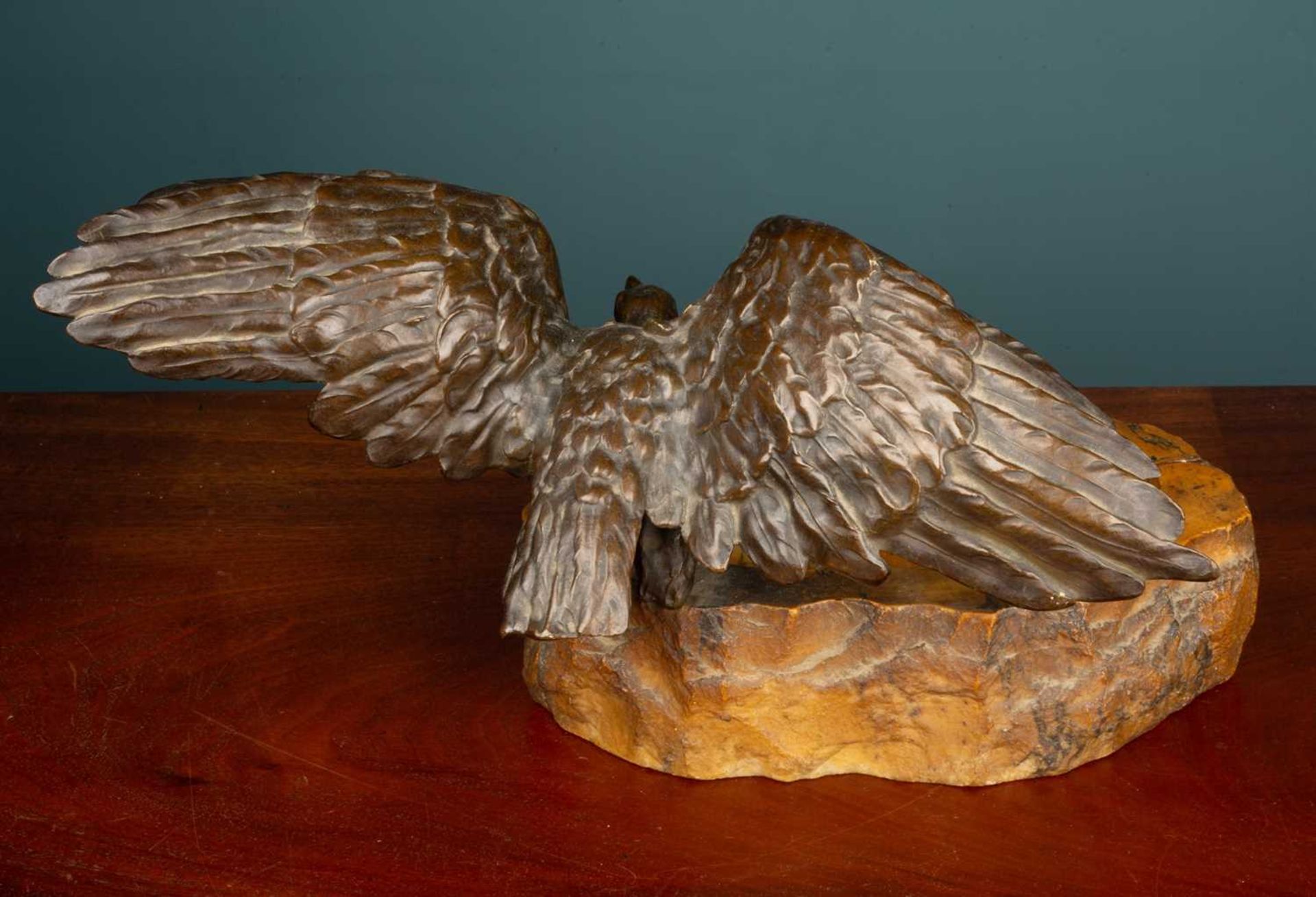 A carved hardstone dish mounted with a bronze sculpture of an eagle - Image 3 of 3