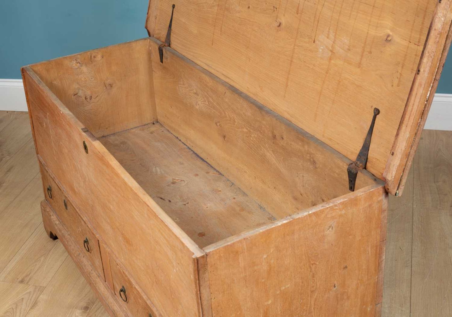 An early 19th century elm mule chest - Image 3 of 5